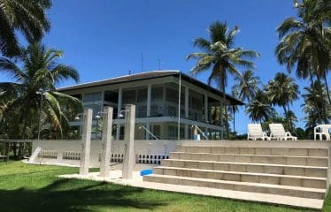 Spectaculaire villa contemporaine offrant de magnifiques vues sur la mer .