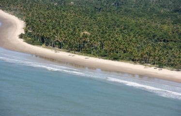 Spectaculaire villa contemporaine offrant de magnifiques vues sur la mer .