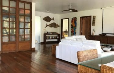 Spectaculaire villa contemporaine offrant de magnifiques vues sur la mer .