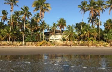 Spectaculaire villa contemporaine offrant de magnifiques vues sur la mer .