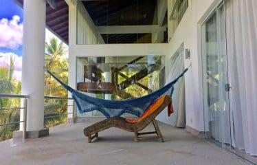 Spectaculaire villa contemporaine offrant de magnifiques vues sur la mer .