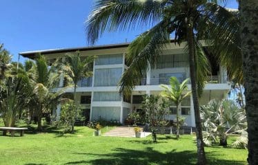 Spectaculaire villa contemporaine offrant de magnifiques vues sur la mer .