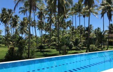 Spectaculaire villa contemporaine offrant de magnifiques vues sur la mer .