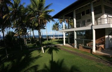 Spectaculaire villa contemporaine offrant de magnifiques vues sur la mer .