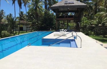 Spectaculaire villa contemporaine offrant de magnifiques vues sur la mer .