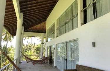 Spectaculaire villa contemporaine offrant de magnifiques vues sur la mer .