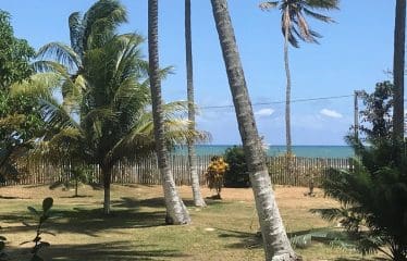 Spectaculaire villa contemporaine offrant de magnifiques vues sur la mer .