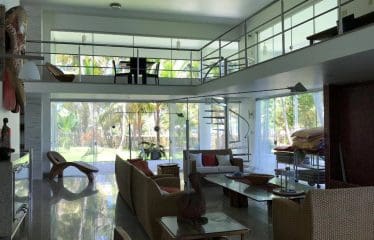 Spectaculaire villa contemporaine offrant de magnifiques vues sur la mer .