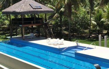 Spectaculaire villa contemporaine offrant de magnifiques vues sur la mer .