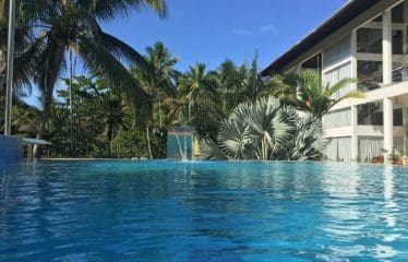 Spectaculaire villa contemporaine offrant de magnifiques vues sur la mer .