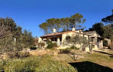 Belle  propriété est située sur une colline entre le village de Cotignac