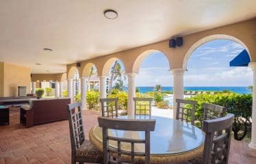 Luxueusement chic avec une vue imprenable sur l&rsquo;océan