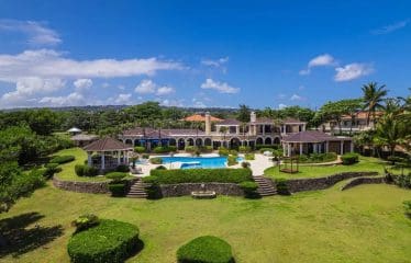 Luxueusement chic avec une vue imprenable sur l&rsquo;océan