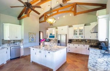 Luxueusement chic avec une vue imprenable sur l&rsquo;océan