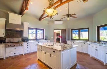 Luxueusement chic avec une vue imprenable sur l&rsquo;océan